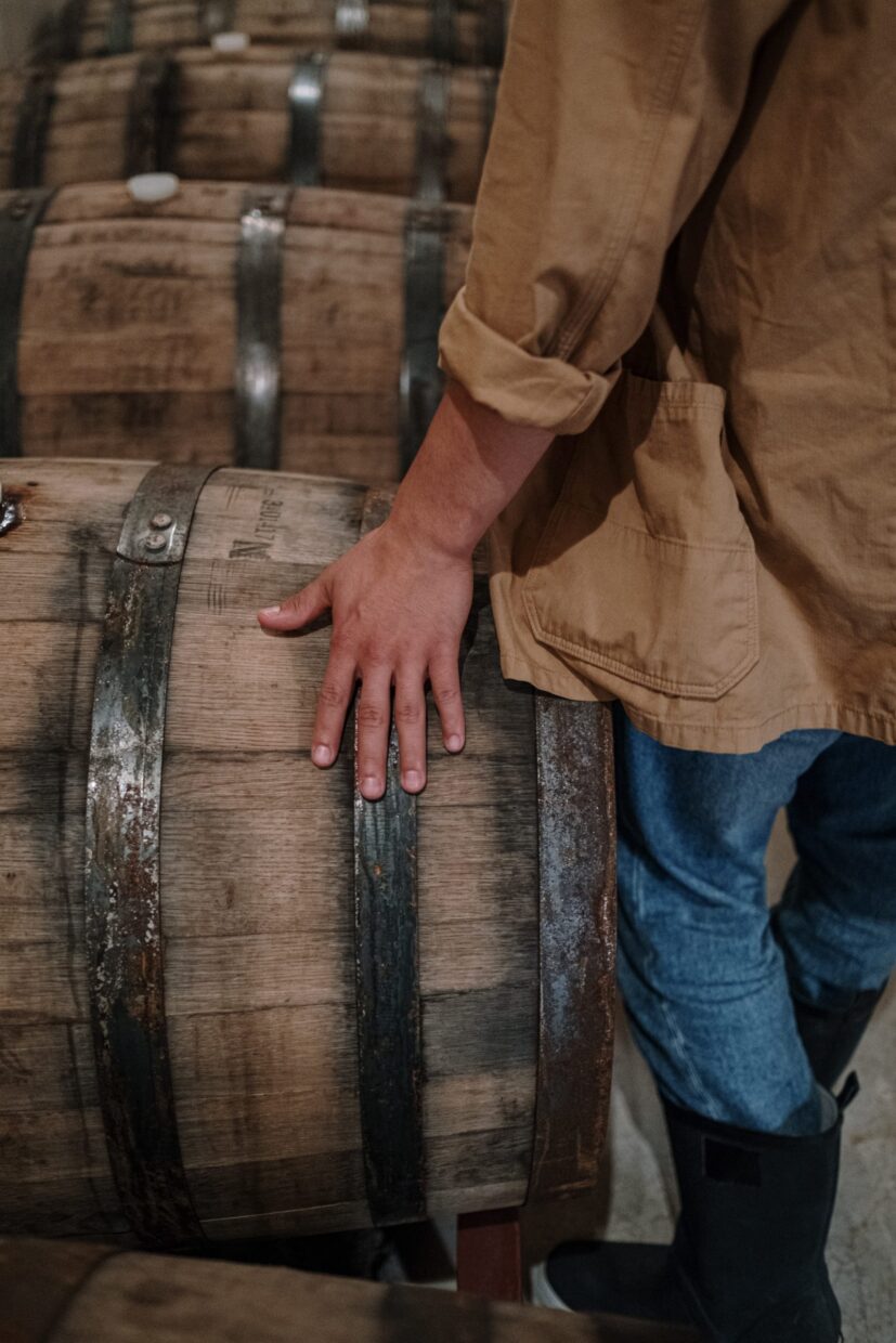 Mano di uomo sopra una botte di birra