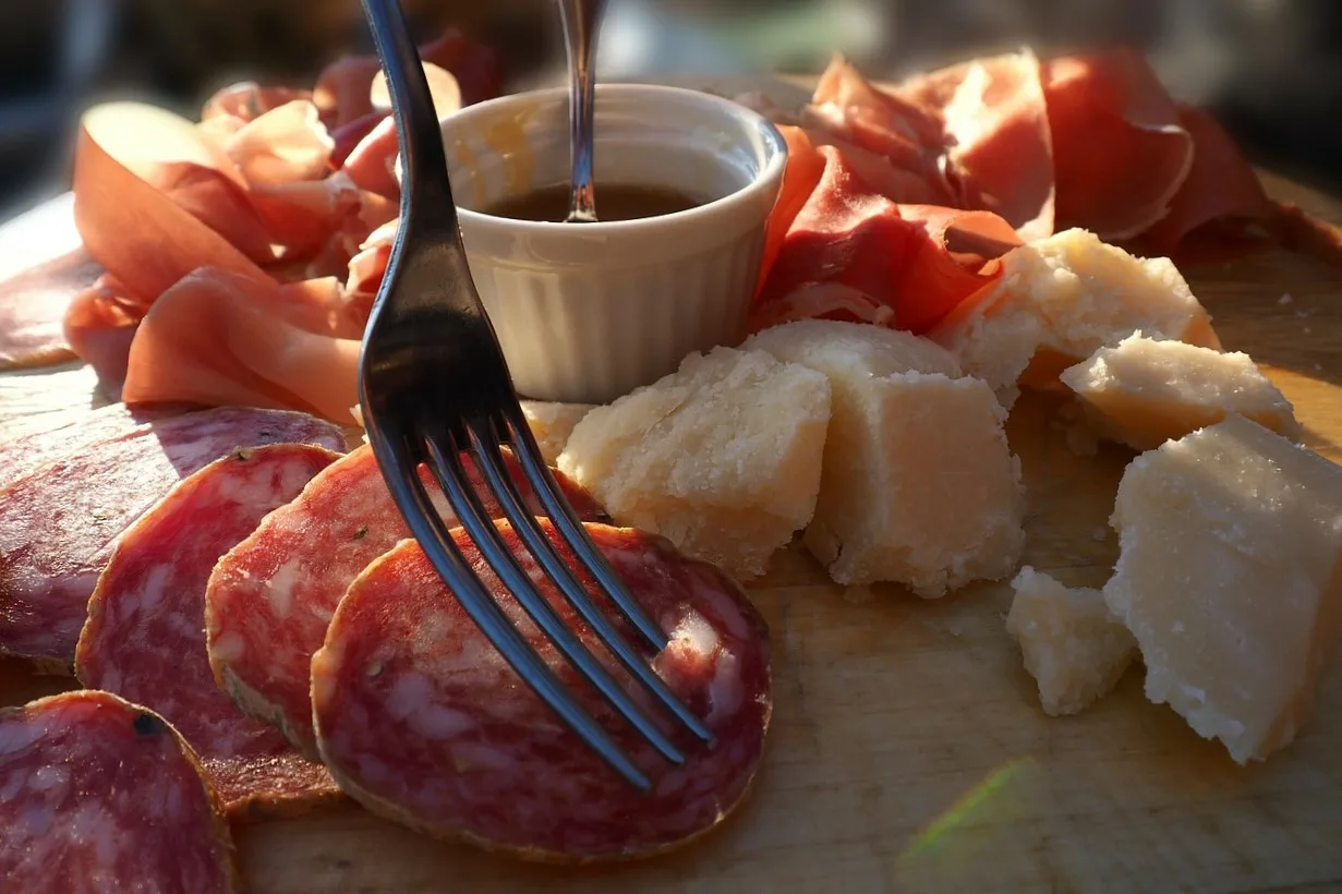 La conservazione dei salumi e dei formaggi in cantinetta